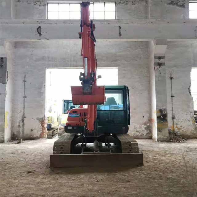 작업에 준비되어 있고 경험이 많은 사용된 한국 수입 6톤 Doosan DX 55 좋은 상태