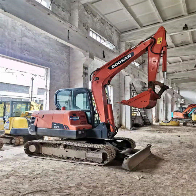 작업에 준비되어 있고 경험이 많은 사용된 한국 수입 6톤 Doosan DX 55 좋은 상태