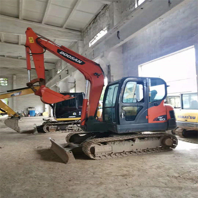 작업에 준비되어 있고 경험이 많은 사용된 한국 수입 6톤 Doosan DX 55 좋은 상태