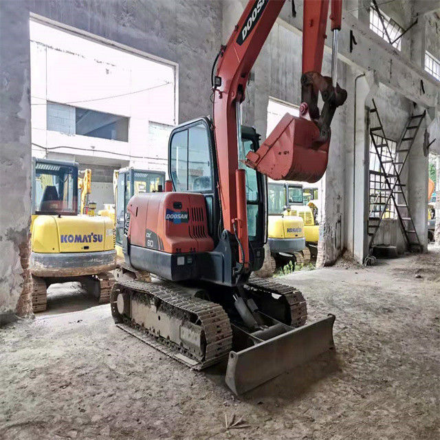 작업에 준비되어 있고 경험이 많은 사용된 한국 수입 6톤 Doosan DX 55 좋은 상태