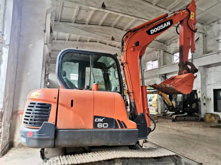 작업에 준비되어 있고 경험이 많은 사용된 한국 수입 6톤 Doosan DX 55 좋은 상태