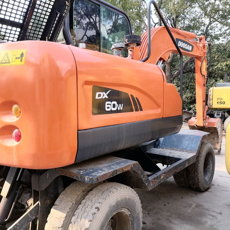 5 톤 한국 수입 90% 새로운 Doosan DX 60W 고품질과 최고의 성능을 가진 사용 된 바퀴 발굴기 판매