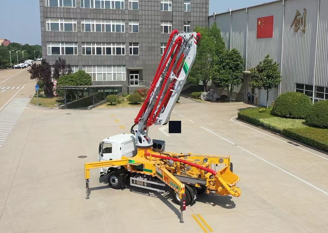 6×4 또는 8×4 드라이브 작업에 준비 XCMG. HB37A 콘크리트 배달 및 투여를위한 37m 콘크리트 펌프 트럭