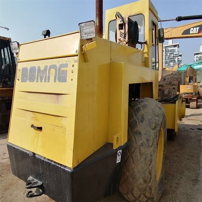 디젤 엔진 도로 포장 Bomag BW217D-2 사용 한 단일 드럼 양 발 수압 도로 롤러