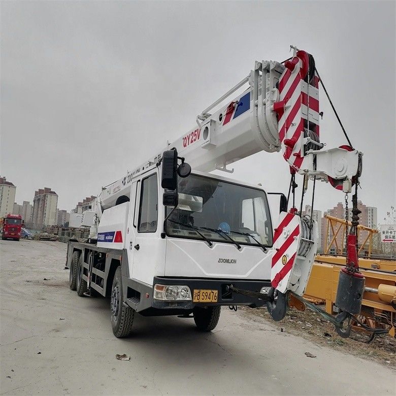 사용 된 Zoomlion QY25V 20톤 바퀴 이동 트럭 크레인 3000-4000 작업 시간