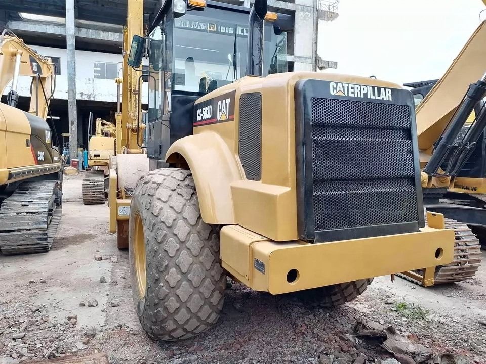 좋은 상태 CAT CS-583D 진동 단일 드럼 도로 롤러 오리지널 예비 부품