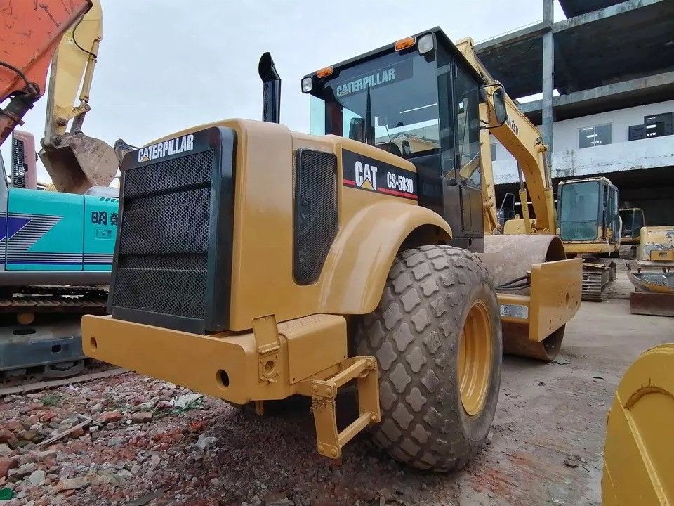 좋은 상태 CAT CS-583D 진동 단일 드럼 도로 롤러 오리지널 예비 부품