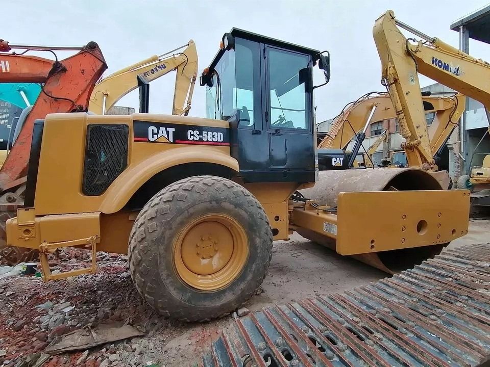 좋은 상태 CAT CS-583D 진동 단일 드럼 도로 롤러 오리지널 예비 부품