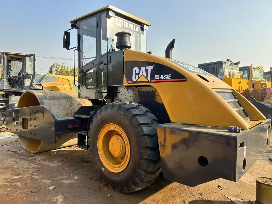 사용 된 CAT CS-683E 진동 롤러 압축기 1.8mm 진폭 134 kW 엔진 전력